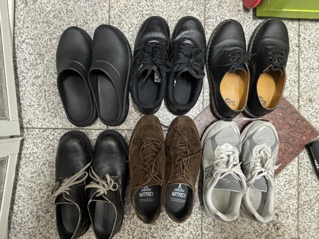 문바다의 신발장을 찍은 사진이다 여섯켤레있다